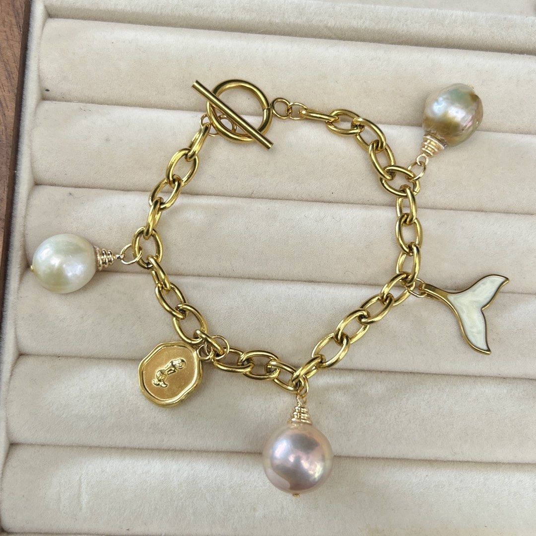 Charm Pearl bracelet (Category: Bracelets) located in Lipa City. Submitted by avenueusco_ph (Listing ID 1471148064, Image 2). Description: With authentic pearl charm ✨🦪 Titanium steel setting, nonfading, hypoallergenic. .