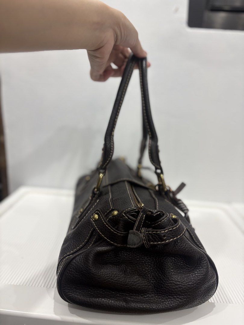 Chloe Paddington Rabeanco (Category: Luxury Bags & Wallets) located in Tuba. Submitted by thebag-oh (Listing ID 1471229276, Image 3). Description: Rabeanco Brand Luxury brand din ito Rare Bag, Genuine Leather Vintage din po ito Pinsan ni Chloe Paddington Magkamukha po sila, Choco Brown Color pa Ito nalang sister kesa kay Mareng Chloe na over mahal, hindi pa ito mabigat and mas maganda pa po ang leather nito. Note: hindi po kasama yung bag charm.