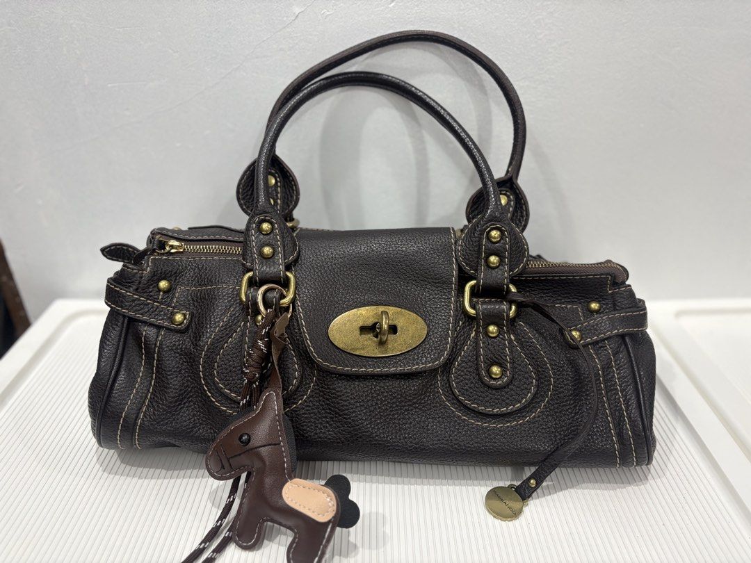 Chloe Paddington Rabeanco (Category: Luxury Bags & Wallets) located in Tuba. Submitted by thebag-oh (Listing ID 1471229276, Image 1). Description: Rabeanco Brand Luxury brand din ito Rare Bag, Genuine Leather Vintage din po ito Pinsan ni Chloe Paddington Magkamukha po sila, Choco Brown Color pa Ito nalang sister kesa kay Mareng Chloe na over mahal, hindi pa ito mabigat and mas maganda pa po ang leather nito. Note: hindi po kasama yung bag charm.