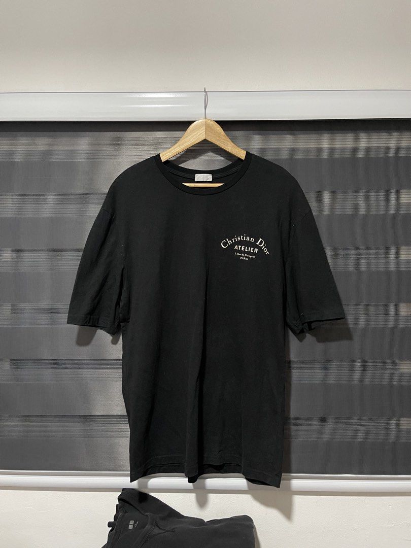 Christian Dior “Atelier” Tee (Category: Tshirts & Polo Shirts ) located in Mabalacat. Submitted by aguilarang07814 (Listing ID 1471267876, Image 1). Description: 20.8 x 29.5 (Large to XL) No issue Needs wash Authentic / Legit ₱449 + sf 🛒 .