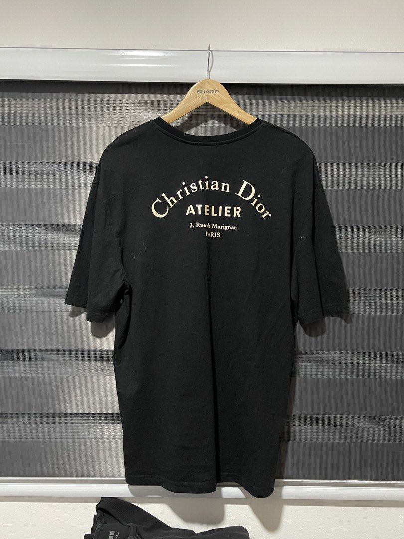 Christian Dior “Atelier” Tee (Category: Tshirts & Polo Shirts ) located in Mabalacat. Submitted by aguilarang07814 (Listing ID 1471267876, Image 2). Description: 20.8 x 29.5 (Large to XL) No issue Needs wash Authentic / Legit ₱449 + sf 🛒 .