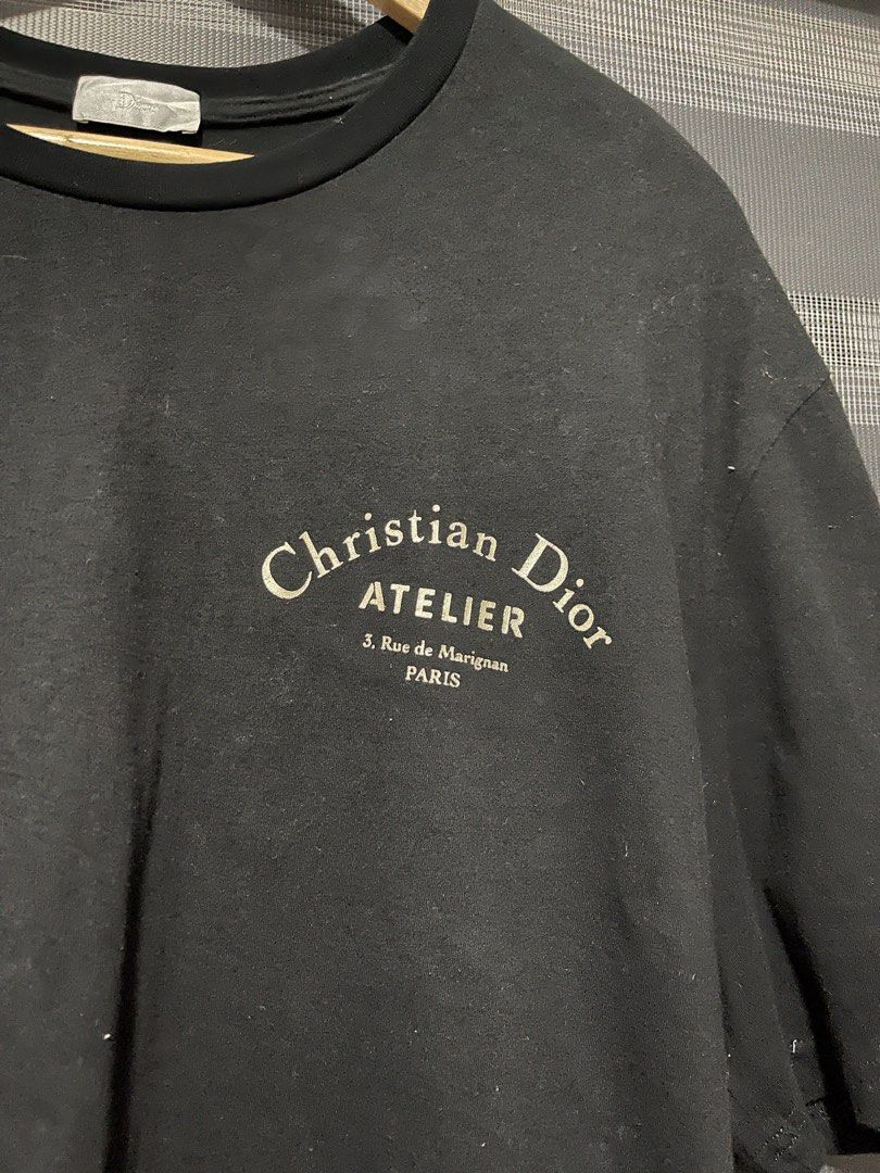 Christian Dior “Atelier” Tee (Category: Tshirts & Polo Shirts ) located in Mabalacat. Submitted by aguilarang07814 (Listing ID 1471267876, Image 3). Description: 20.8 x 29.5 (Large to XL) No issue Needs wash Authentic / Legit ₱449 + sf 🛒 .