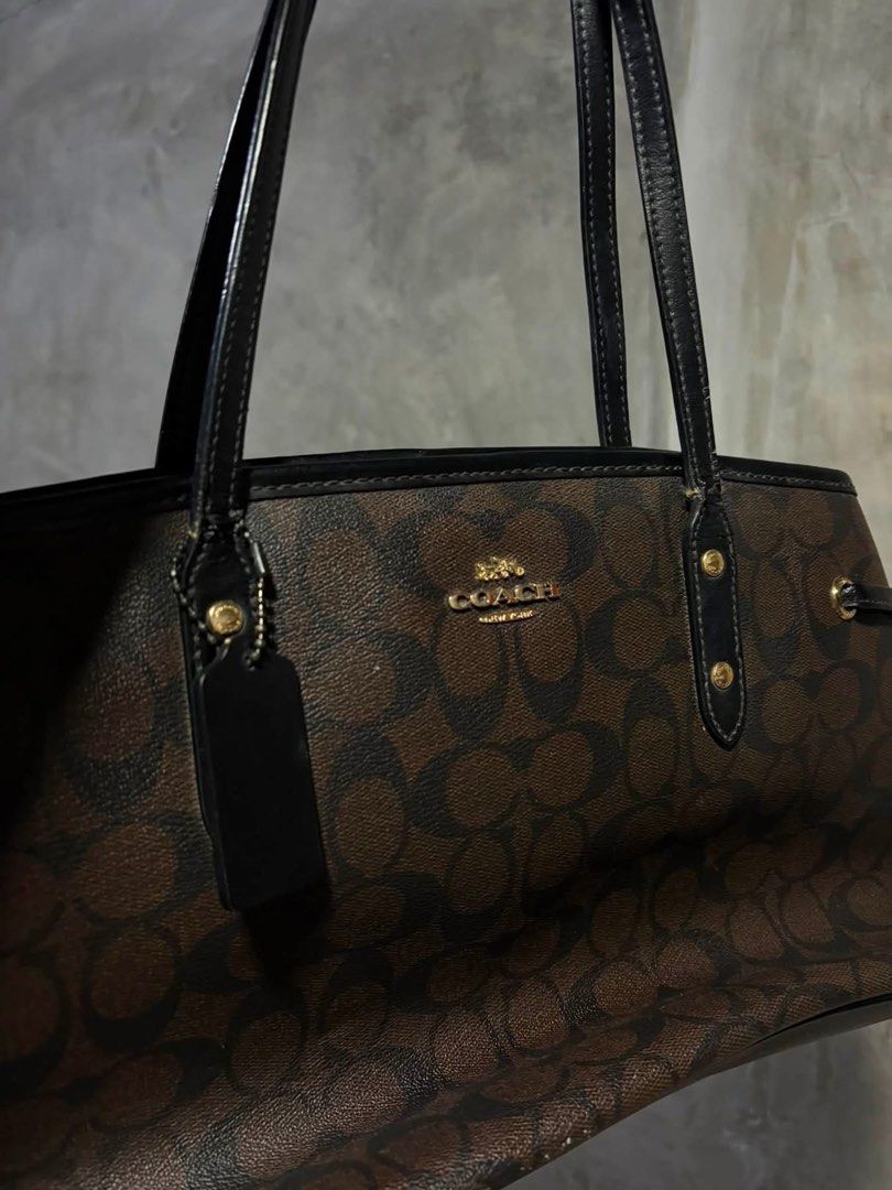 Coach Canvas Tote Bag (Category: Tote Bags) located in Mandaluyong City. Submitted by shanelleamg (Listing ID 1471126322, Image 2). Description: c..ch canvas tote bag (medium) ₱600 – pre-loved, manage expectations – issues as seen in the pic. can do cod/ cop through lbc 🧸 loc. cagayan, tuguegarao city.