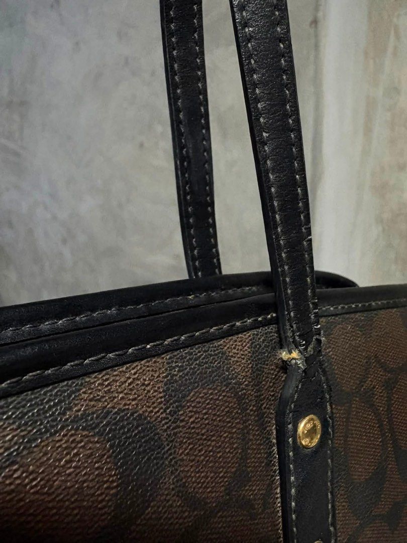 Coach Canvas Tote Bag (Category: Tote Bags) located in Mandaluyong City. Submitted by shanelleamg (Listing ID 1471126322, Image 3). Description: c..ch canvas tote bag (medium) ₱600 – pre-loved, manage expectations – issues as seen in the pic. can do cod/ cop through lbc 🧸 loc. cagayan, tuguegarao city.