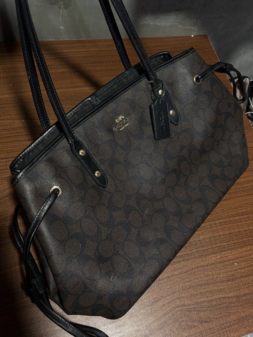 Coach Canvas Tote Bag (Category: Tote Bags) located in Mandaluyong City. Submitted by shanelleamg (Listing ID 1471126322, Image 1). Description: c..ch canvas tote bag (medium) ₱600 – pre-loved, manage expectations – issues as seen in the pic. can do cod/ cop through lbc 🧸 loc. cagayan, tuguegarao city.