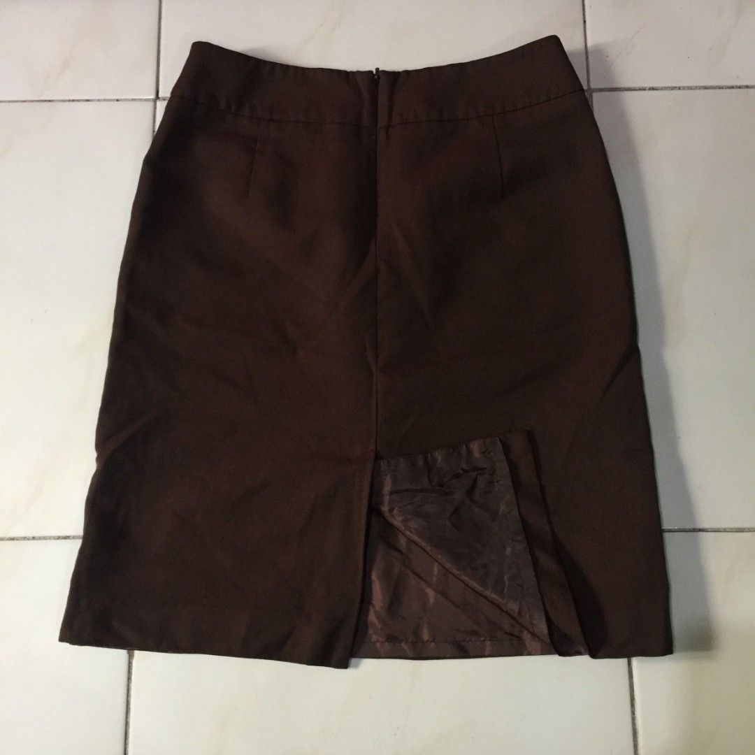 Cour Carre Brown Pencil Skirt (Category: Skirts) located in Pasig City. Submitted by butfirst.declutter (Listing ID 1471129718, Image 3). Description: - Lightly used. No issue - 42 on tag. Fits 27-28 waist - Working zipper, back slit - Color may vary due to lighting - See photos for measurements - Manage your expectations since this is a preloved item. You can message me for inquiries. Kindly read my ‘About’ :> Price is negotiable.