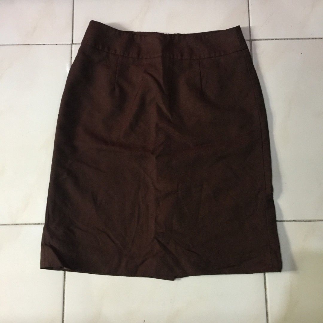 Cour Carre Brown Pencil Skirt (Category: Skirts) located in Pasig City. Submitted by butfirst.declutter (Listing ID 1471129718, Image 1). Description: - Lightly used. No issue - 42 on tag. Fits 27-28 waist - Working zipper, back slit - Color may vary due to lighting - See photos for measurements - Manage your expectations since this is a preloved item. You can message me for inquiries. Kindly read my ‘About’ :> Price is negotiable.