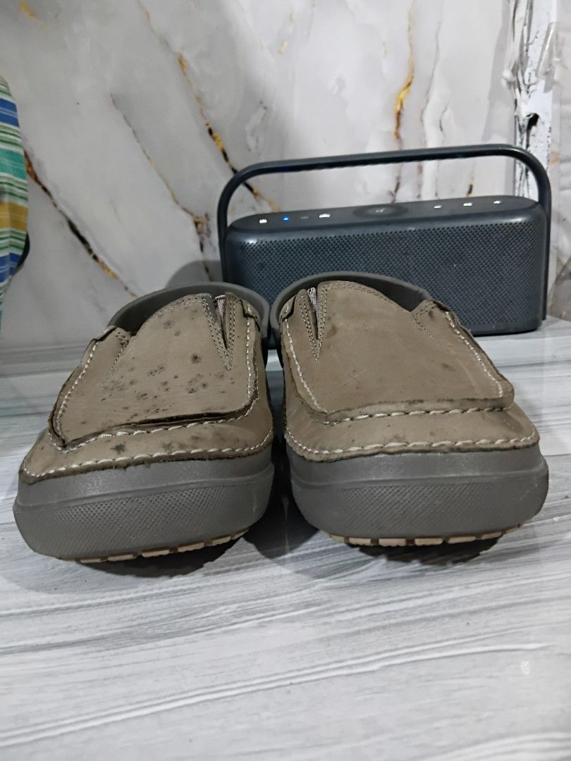 CROCS MESA CLOG SIZE 8MEN (Category: Slippers & Slides) located in General Mariano Alvarez. Submitted by adonid (Listing ID 1471205765, Image 3). Description: CROCS MESA CLOG SIZE 8MEN ISSUE KITA SA PIC STAIN/DIRT NEED WASH SIGN OF USAGE LOC. GMA CAVITE.