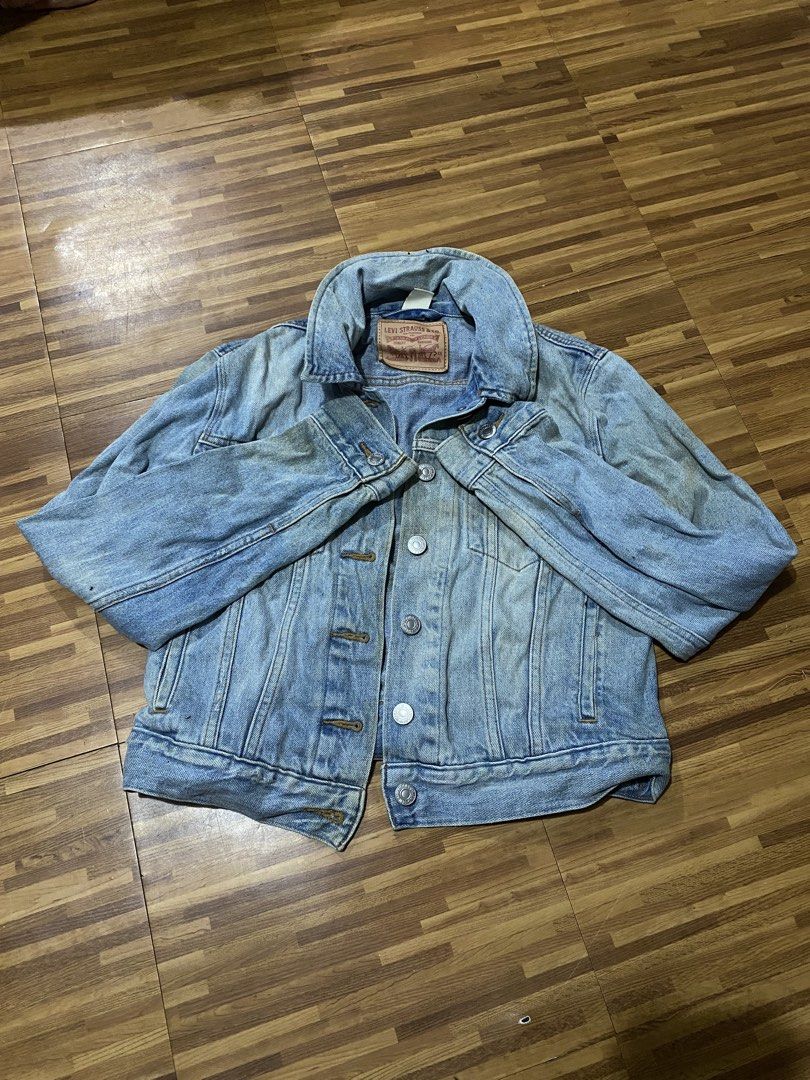 Denim Jacket Light Wash (Category: Babies & Kids Fashion) located in Manila. Submitted by ellieeeeee0293929 (Listing ID 1471122962, Image 1). Description: - Authentic Levi's denim jacket in a stylish light wash - Classic front metal button closure with button cuffs - Dual chest pockets for practicality - Features the iconic Levi Strauss & Co. two-horse leather patch - Soft, beautifully faded denim with natural wear patterns - Versatile layering p