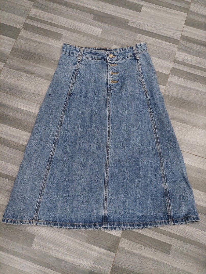 Denim midi skirt (Category: Skirts) located in San Rafael. Submitted by MYKZ_ONLINESHOP (Listing ID 1471135704, Image 1). Description: PRE-OWNED DENIM MIDI SKIRT 250 only pwede sa maarte,like new condition brand: thx giving size:small-medium No to bogus buyer No to joy reserver Payment first policy.