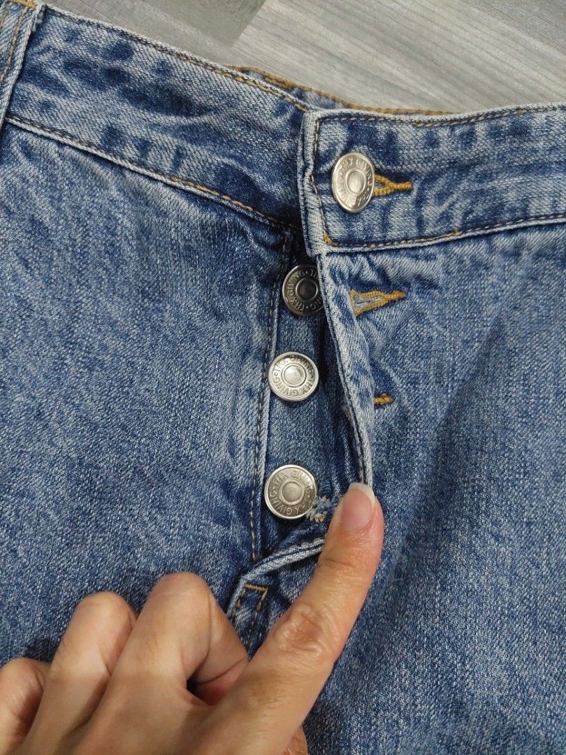 Denim midi skirt (Category: Skirts) located in San Rafael. Submitted by MYKZ_ONLINESHOP (Listing ID 1471135704, Image 2). Description: PRE-OWNED DENIM MIDI SKIRT 250 only pwede sa maarte,like new condition brand: thx giving size:small-medium No to bogus buyer No to joy reserver Payment first policy.
