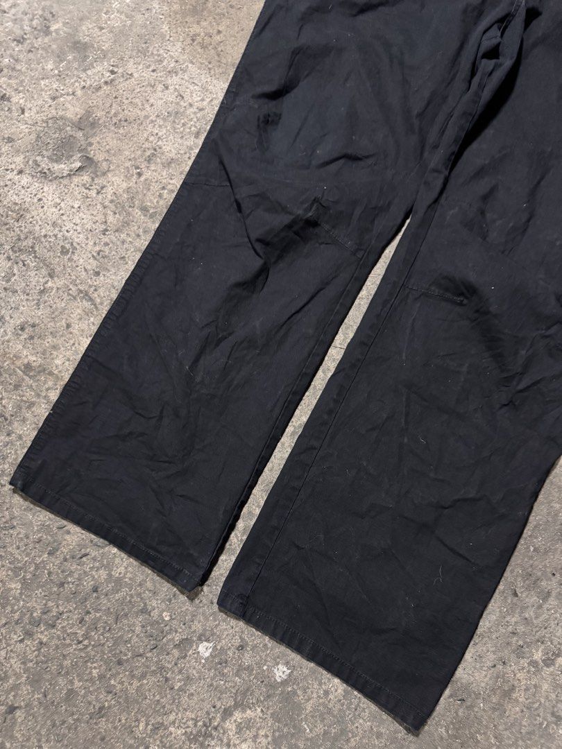 Dickies Genuine black (Category: Jeans) located in Pasig City. Submitted by dripthrift1600 (Listing ID 1471256809, Image 3). Description: - Dickes Black - Good condition - Issue: None - Sizes: XXL - Dimes: 42x40x9 #dripthrift1600.