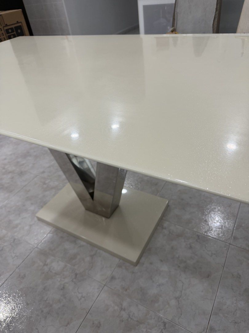 Dining Table (Category: Tables & Sets) located in Singapore. Submitted by hhelloooo (Listing ID 1471227260, Image 2). Description: 76cm height 140cm length 80width.