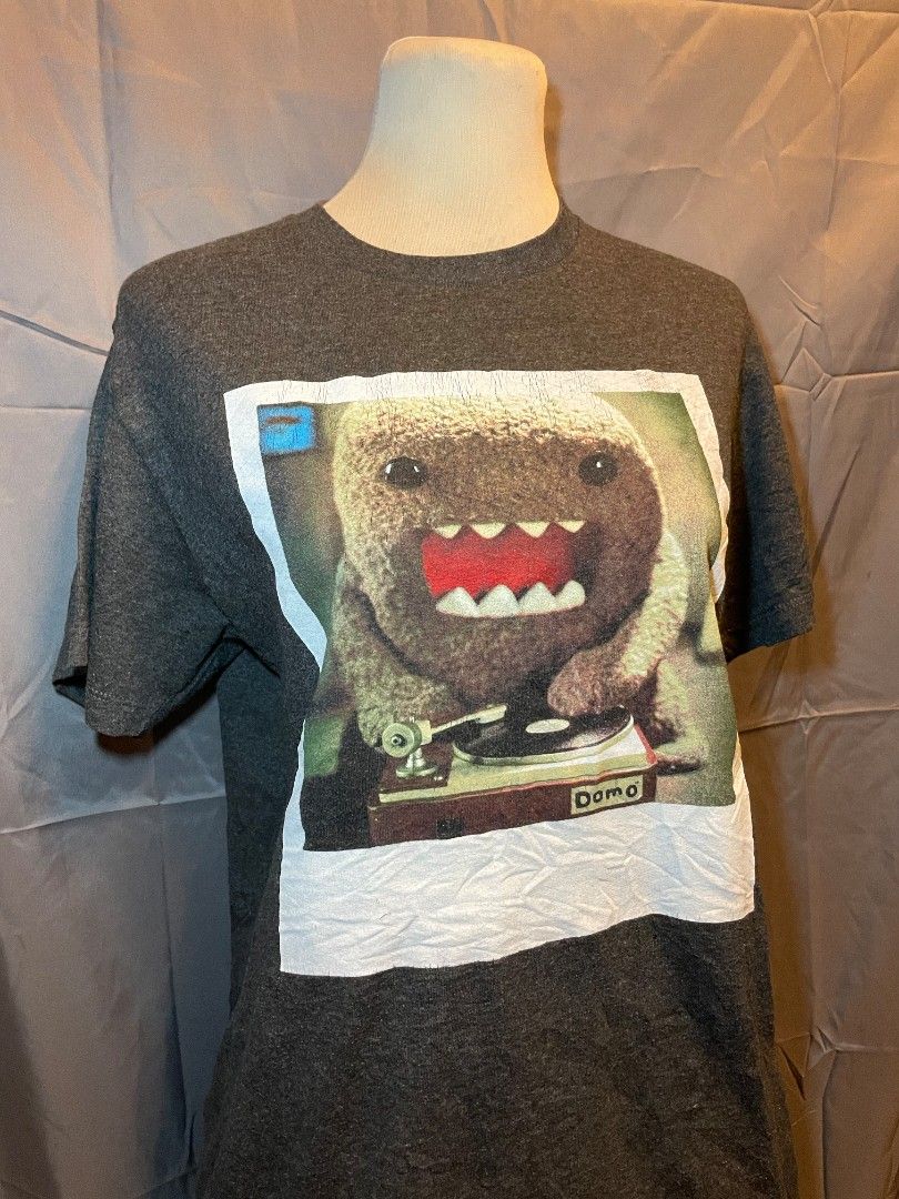 Domo Graphic Dark Grey T-Shirt (Category: Tshirts & Polo Shirts ) located in Los Banos. Submitted by nicot_nit (Listing ID 1471263787, Image 3). Description: mine ₱1700 (OR DROP YOUR BEST OFFER)❗ +sf 26.5x19 xs - small 10/10 no issues click or slides each photos for any flaws n other details, dm me or comment to purchase n other details.