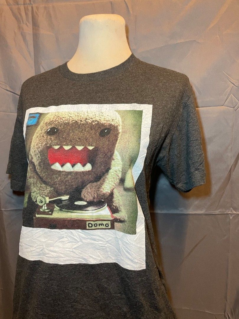Domo Graphic Dark Grey T-Shirt (Category: Tshirts & Polo Shirts ) located in Los Banos. Submitted by nicot_nit (Listing ID 1471263787, Image 2). Description: mine ₱1700 (OR DROP YOUR BEST OFFER)❗ +sf 26.5x19 xs - small 10/10 no issues click or slides each photos for any flaws n other details, dm me or comment to purchase n other details.