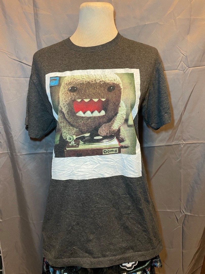 Domo Graphic Dark Grey T-Shirt (Category: Tshirts & Polo Shirts ) located in Los Banos. Submitted by nicot_nit (Listing ID 1471263787, Image 1). Description: mine ₱1700 (OR DROP YOUR BEST OFFER)❗ +sf 26.5x19 xs - small 10/10 no issues click or slides each photos for any flaws n other details, dm me or comment to purchase n other details.
