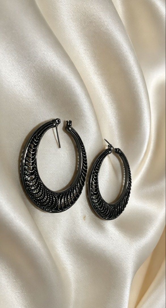 Elegant black hoop earrings from canada (Category: Earrings) located in Lipa City. Submitted by cherryacosta_cherryacosta30 (Listing ID 1471295111, Image 2). Description: Elegant Black Hoop Earrings 🌟 Intricate Filigree Design: These earrings feature a stunning filigree design, perfect for adding a touch of elegance to any outfit. Ideal for women who appreciate detailed craftsmanship in their accessories. Perfect for Stylish Outfits: Crafted fro