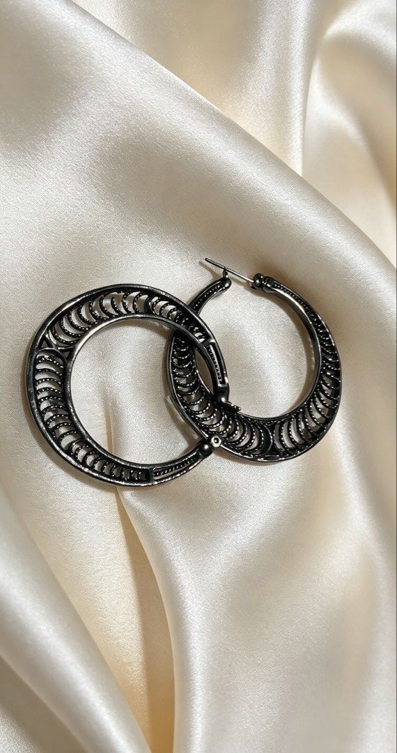 Elegant black hoop earrings from canada (Category: Earrings) located in Lipa City. Submitted by cherryacosta_cherryacosta30 (Listing ID 1471295111, Image 3). Description: Elegant Black Hoop Earrings 🌟 Intricate Filigree Design: These earrings feature a stunning filigree design, perfect for adding a touch of elegance to any outfit. Ideal for women who appreciate detailed craftsmanship in their accessories. Perfect for Stylish Outfits: Crafted fro