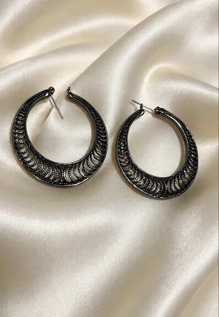 Elegant black hoop earrings from canada (Category: Earrings) located in Lipa City. Submitted by cherryacosta_cherryacosta30 (Listing ID 1471295111, Image 1). Description: Elegant Black Hoop Earrings 🌟 Intricate Filigree Design: These earrings feature a stunning filigree design, perfect for adding a touch of elegance to any outfit. Ideal for women who appreciate detailed craftsmanship in their accessories. Perfect for Stylish Outfits: Crafted fro