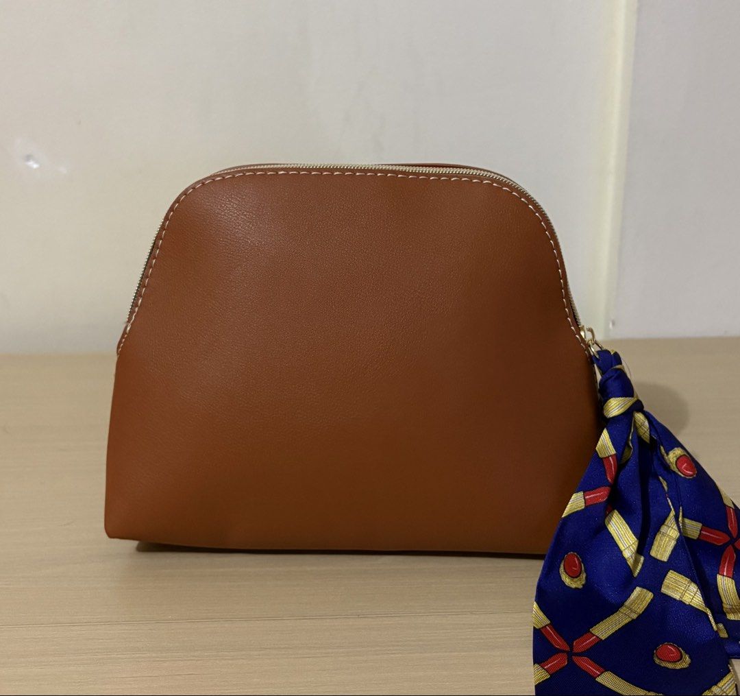 Estee Lauder Make Up Pouch (Category: Purses & Pouches) located in Cavite. Submitted by chubbsavenue (Listing ID 1471175066, Image 1). Description: This is a GWP (Gift with Purchase) from the actual store. Guaranteed Authentic!.