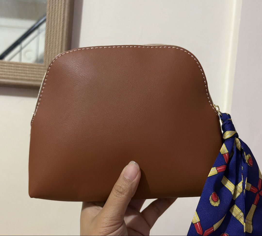 Estee Lauder Make Up Pouch (Category: Purses & Pouches) located in Cavite. Submitted by chubbsavenue (Listing ID 1471175066, Image 3). Description: This is a GWP (Gift with Purchase) from the actual store. Guaranteed Authentic!.