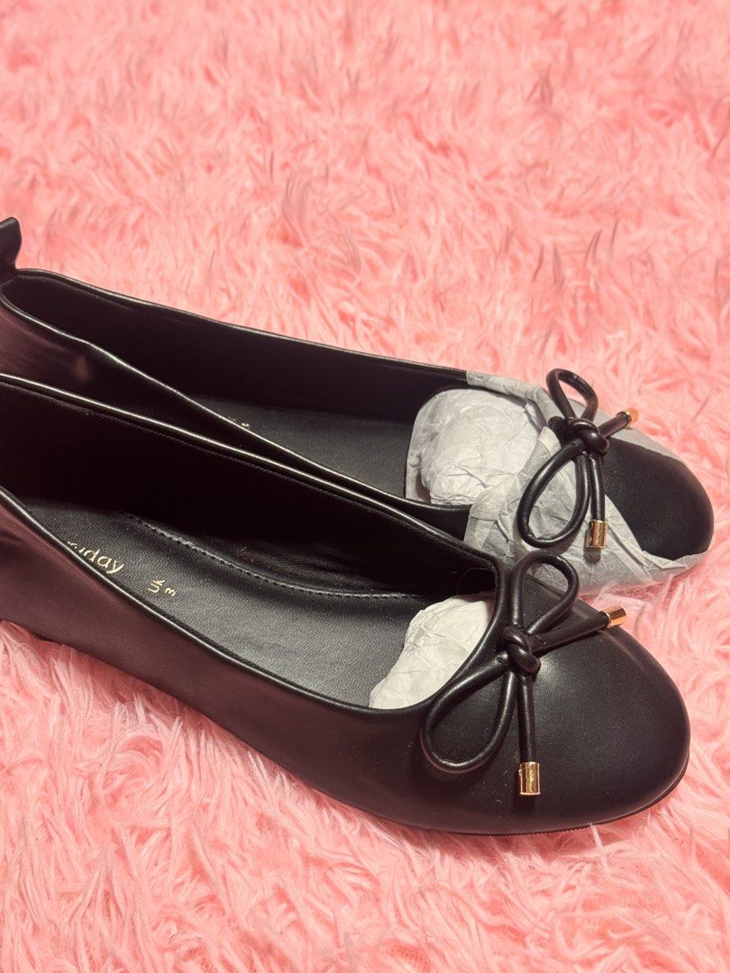 Everyday Black Bow Ballet Flats UK 3 / EU 36 (Category: Flats & Sandals) located in Manila. Submitted by lybearpscl (Listing ID 1471212969, Image 1). Description: THE VERY COLLECTION BRAND IS FROM 🇬🇧 🖤Color: Black 👟 Size: UK 3 / EU 36 ✨Style: Slip-on everyday flats with cute bow and gold hardware tips ❤️‍🔥Condition: Brand new, never worn outside ✨Extras: Original sole sticker and toe stuffing paper intact PRICE IS NEGOTIABLE 🥰 SHIPPING FEE 