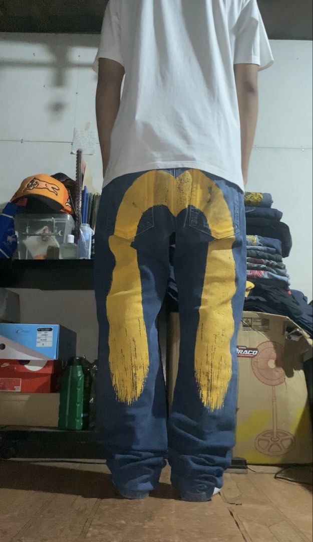 EVISU DAICOCK (Category: Jeans) located in San Mateo. Submitted by miguel08k (Listing ID 1471152254, Image 1). Description: EVISU DAICOCK (SLIM STRAIGHT FIT) W: 32 L: 41 T: 11 H: 7 AUTHENTIC/LEGIT issue: crack prints sa logo .