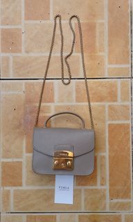 (Category: ) located in . Submitted by beckster_online_luxuryshop (Listing ID 1466099269, Image 1). Description: .