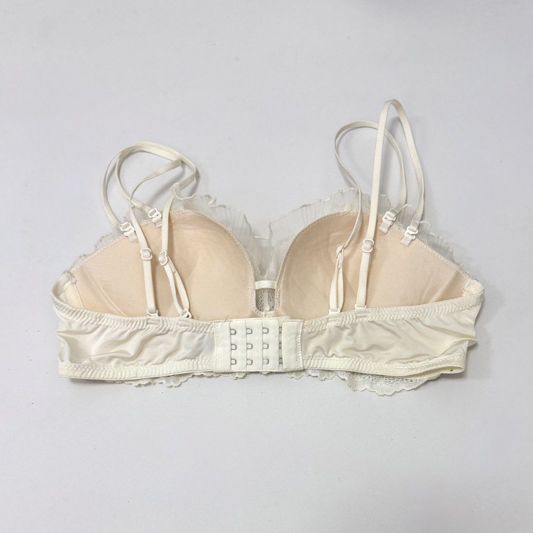 GAINREEL Seashell Pleated Lace Push-up Bra [34AB] (Category: Undergarments & Loungewear) located in Malabon City. Submitted by k_intimates (Listing ID 1471200992, Image 3). Description: Details: • Size 34AB / wireless / push-up • Like new • Gainreel Seashell Pleated Lace Bra in ivory white features a delicate seashell-inspired fan design with soft scallop-lace trim along the neckline and bottom band..