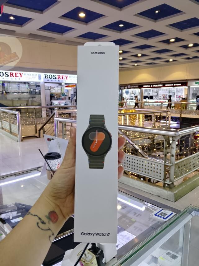 Galaxy Watch 7 40mm Brandnew (Category: Cases & Sleeves) located in San Juan City. Submitted by rjean02 (Listing ID 1471138359, Image 1). Description: Brandnew. sealed original wearable connect loc Theatermall Greenhills.