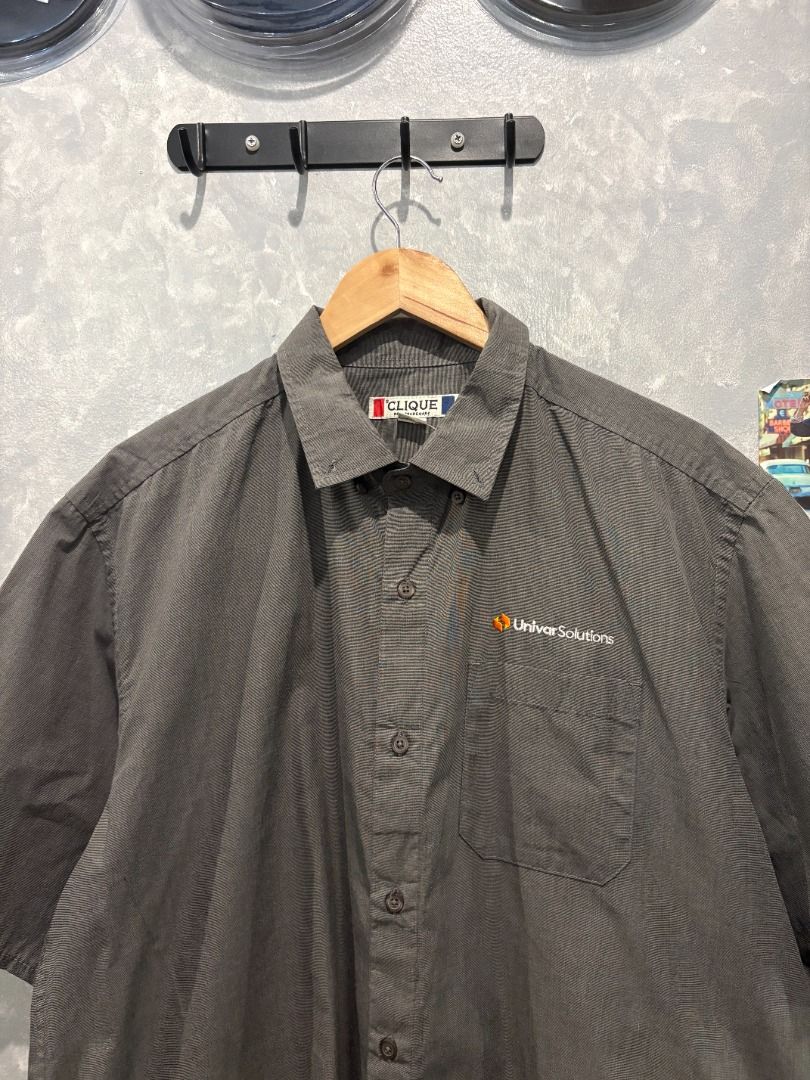 Gray Workwear Crop Polo (Category: Tshirts & Polo Shirts ) located in Quezon City. Submitted by outofhabits_store (Listing ID 1471196380, Image 2). Description: Size: Large Width: 24.5 inches Length: 29 inches Buy 2 items worth 600 pesos and get them for 1,000 Payment method: GCash Shipping options (shouldered by buyer): J&T 3-7 days, Lalamove or Grab within the day Location: Quezon City Please manage your expectations as this item is not brand n