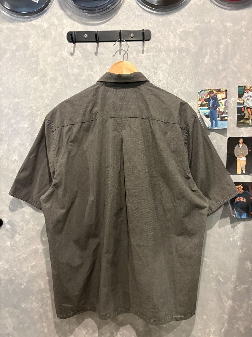 Gray Workwear Crop Polo (Category: Tshirts & Polo Shirts ) located in Quezon City. Submitted by outofhabits_store (Listing ID 1471196380, Image 3). Description: Size: Large Width: 24.5 inches Length: 29 inches Buy 2 items worth 600 pesos and get them for 1,000 Payment method: GCash Shipping options (shouldered by buyer): J&T 3-7 days, Lalamove or Grab within the day Location: Quezon City Please manage your expectations as this item is not brand n