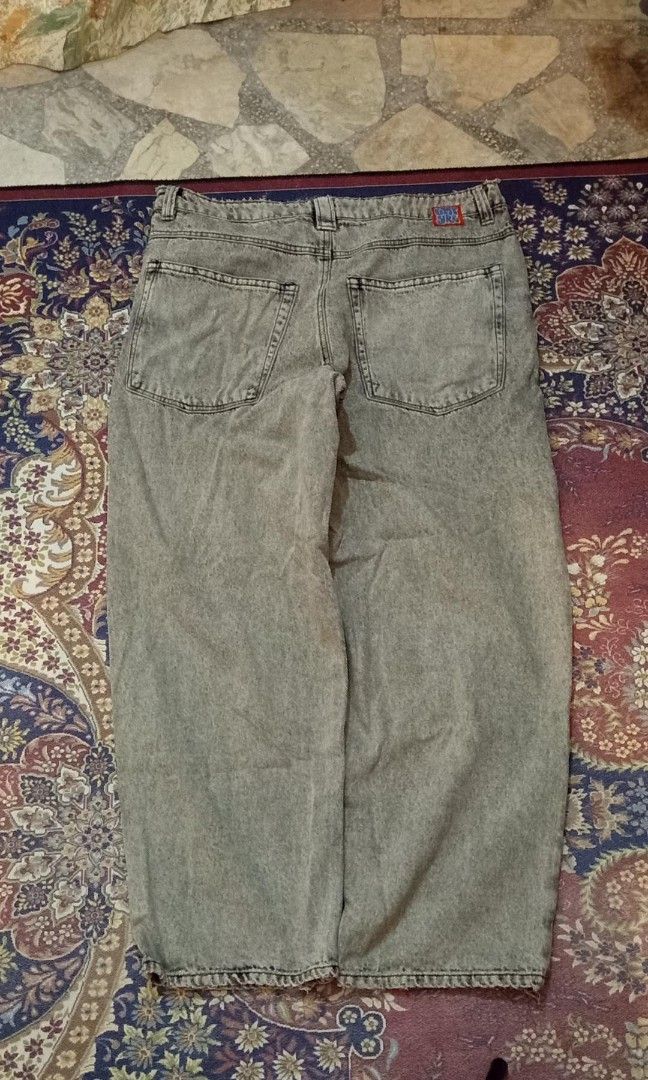 GREY BAGGY EMPRYE JEANS (Category: Jeans) located in Anao. Submitted by super_cool_dood (Listing ID 1471205963, Image 2). Description: Size: waist-34 length-40 thigh-14 hem-10.