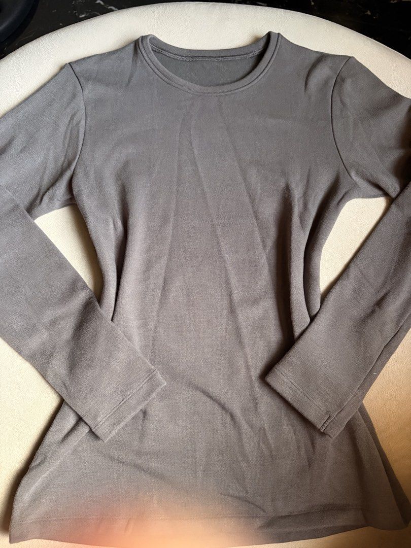 Grey long sleeve (Category: Longsleeves) located in Makati City. Submitted by savannahsison (Listing ID 1471133750, Image 1). Description: - can ship j&t or courier from taft, makati, or santa rosa - take as is!.