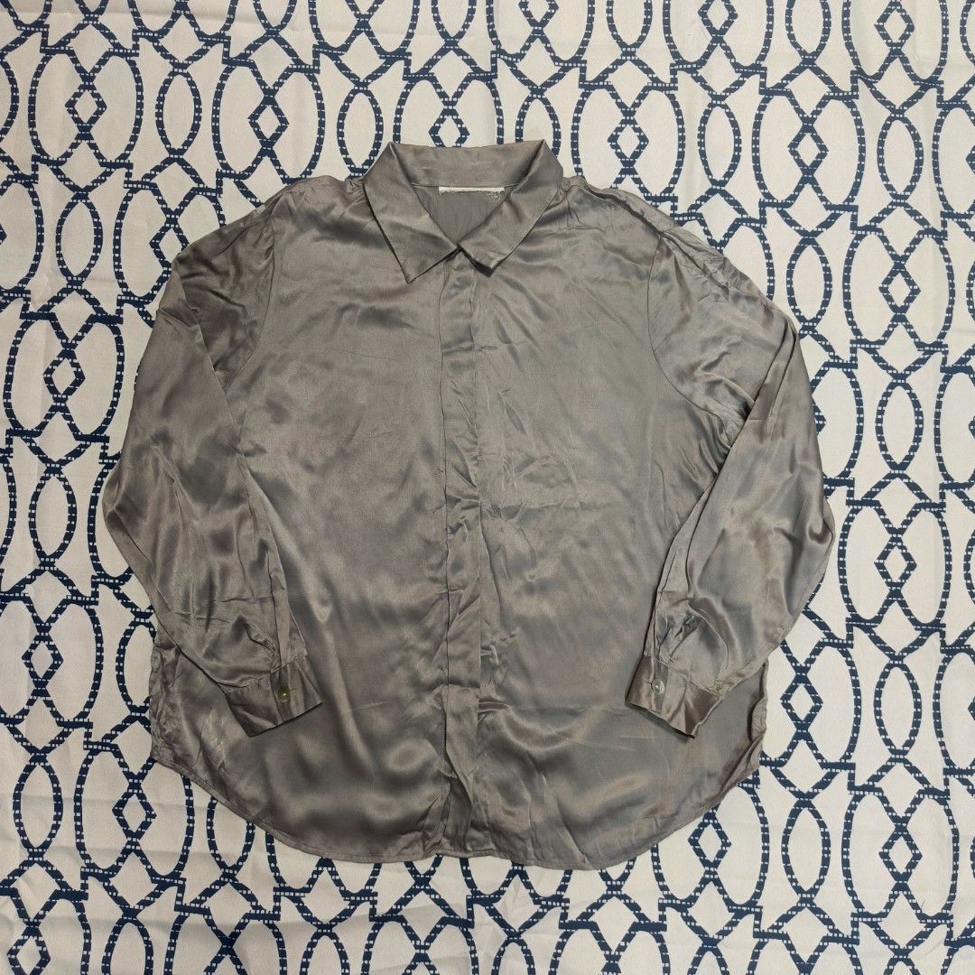 Grey Satin Button-up Long Sleeve Shirt (Category: Formal Shirts) located in General Trias. Submitted by tyoc_82706 (Listing ID 1471206555, Image 1). Description: No tag ‎Sleeves: 23 inches ‎Length: 26 inches ‎Width: 23 inches ‎Issues: wrinkled up.