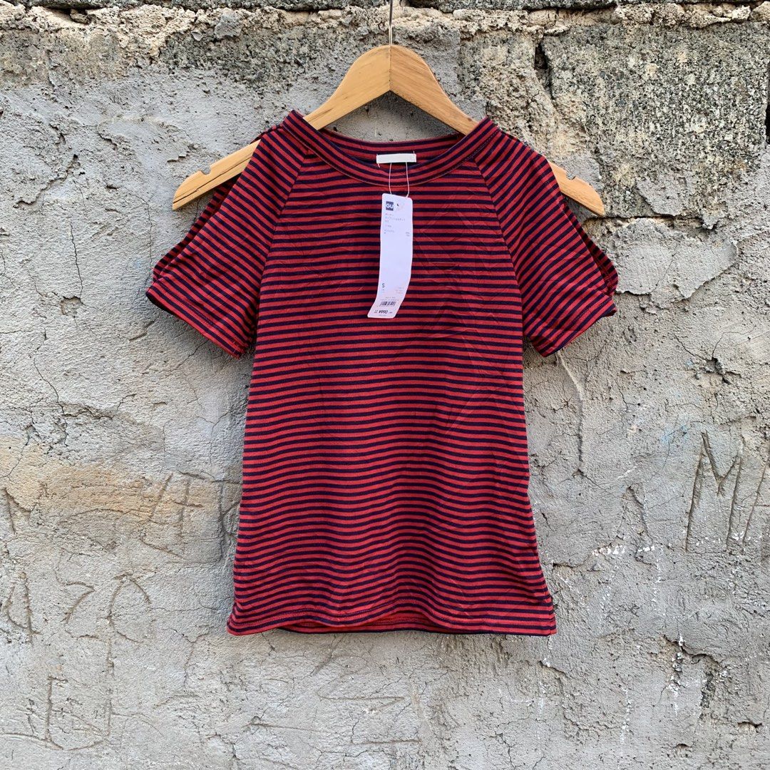 GU Women stripes top (Category: Shirts) located in Manila. Submitted by _thrift.clothes._ (Listing ID 1471134233, Image 1). Description: Size:Small W:15 L:21.