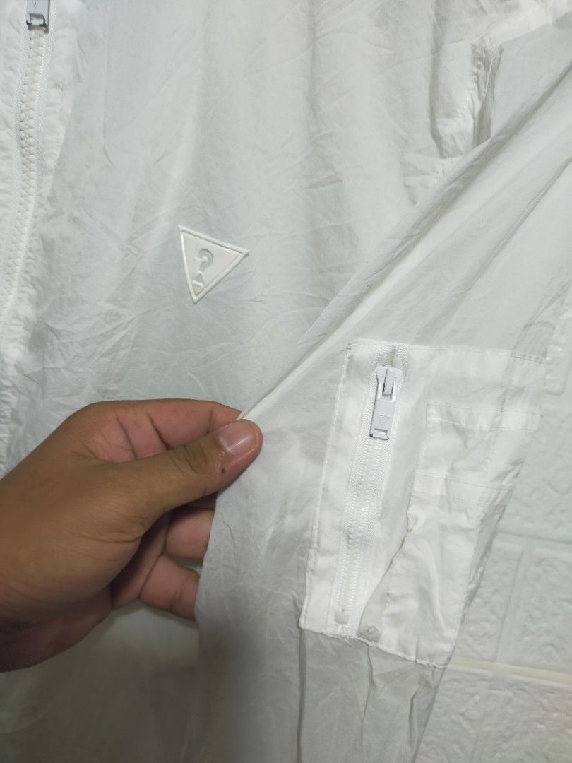 Guess Los Angeles White Bomber Jacket Size M (Category: Coats, Jackets and Outerwear) located in Valencia. Submitted by cabisaythriftshop (Listing ID 1471221935, Image 2). Description: - Brand: Guess Los Angeles - Item: Nylon Bomber Jacket - Color: White - Size: Medium - Features: Zip-up front, matching white zipper pulls, ribbed cuffs/collar/hem, triangular logo patch on chest, utility zipper pocket on left sleeve - Material: Lightweight, ideal 