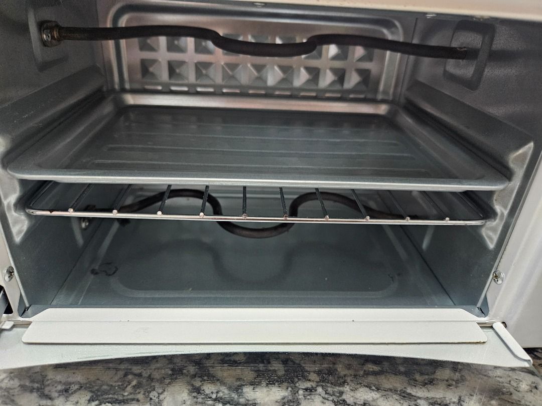 Hanabishi Electric Toaster Oven White (Category: Ovens & Toasters) located in Tanza. Submitted by mama_1996sagi (Listing ID 1471197579, Image 2). Description: Brand/Model: Hanabishi White Toaster Oven - Condition: Clean, well-maintained, and 100% working - Space-Saving: Compact design, ideal for small kitchens, dorms, or offices - Controls: Easy-to-use double knobs on the right for precise temperature and timer settings - Inclusions: Comes with a