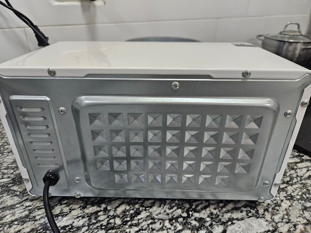 Hanabishi Electric Toaster Oven White (Category: Ovens & Toasters) located in Tanza. Submitted by mama_1996sagi (Listing ID 1471197579, Image 3). Description: Brand/Model: Hanabishi White Toaster Oven - Condition: Clean, well-maintained, and 100% working - Space-Saving: Compact design, ideal for small kitchens, dorms, or offices - Controls: Easy-to-use double knobs on the right for precise temperature and timer settings - Inclusions: Comes with a