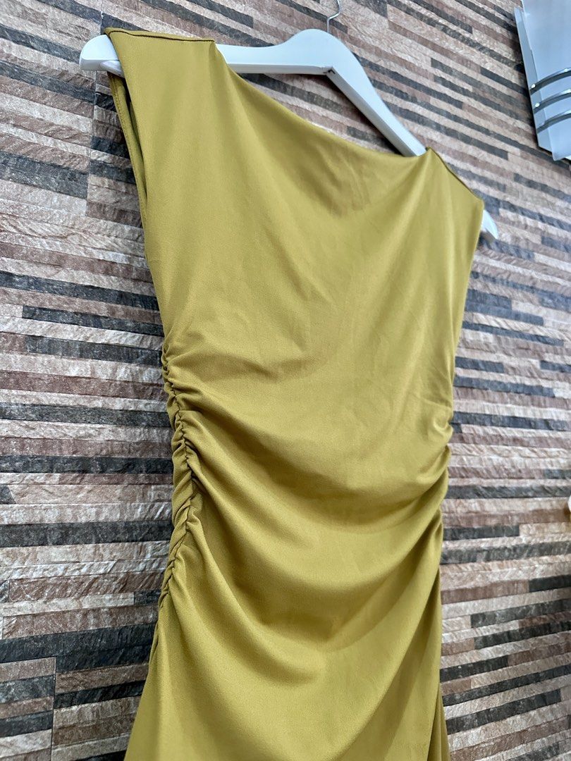 H&M cap-sleeved dress (Category: Evening dresses & gowns) located in Bacoor. Submitted by jmarie22a (Listing ID 1471177144, Image 2). Description: *Used once *Stretch jersey *bodycon *Size: XS. Front shoulder to shoulder: 16.25 inches Center Back length: 44.5 inches *midi / calf-length *color: mustard yellow *Payment Maya Bank Transfer (BPI).