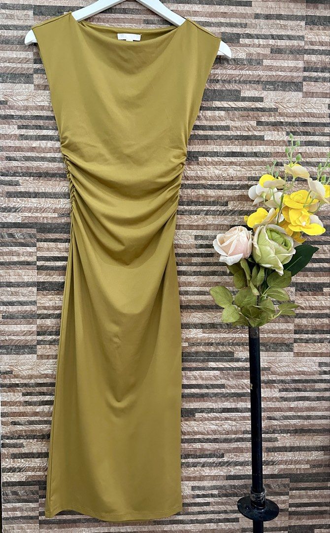 H&M cap-sleeved dress (Category: Evening dresses & gowns) located in Bacoor. Submitted by jmarie22a (Listing ID 1471177144, Image 1). Description: *Used once *Stretch jersey *bodycon *Size: XS. Front shoulder to shoulder: 16.25 inches Center Back length: 44.5 inches *midi / calf-length *color: mustard yellow *Payment Maya Bank Transfer (BPI).