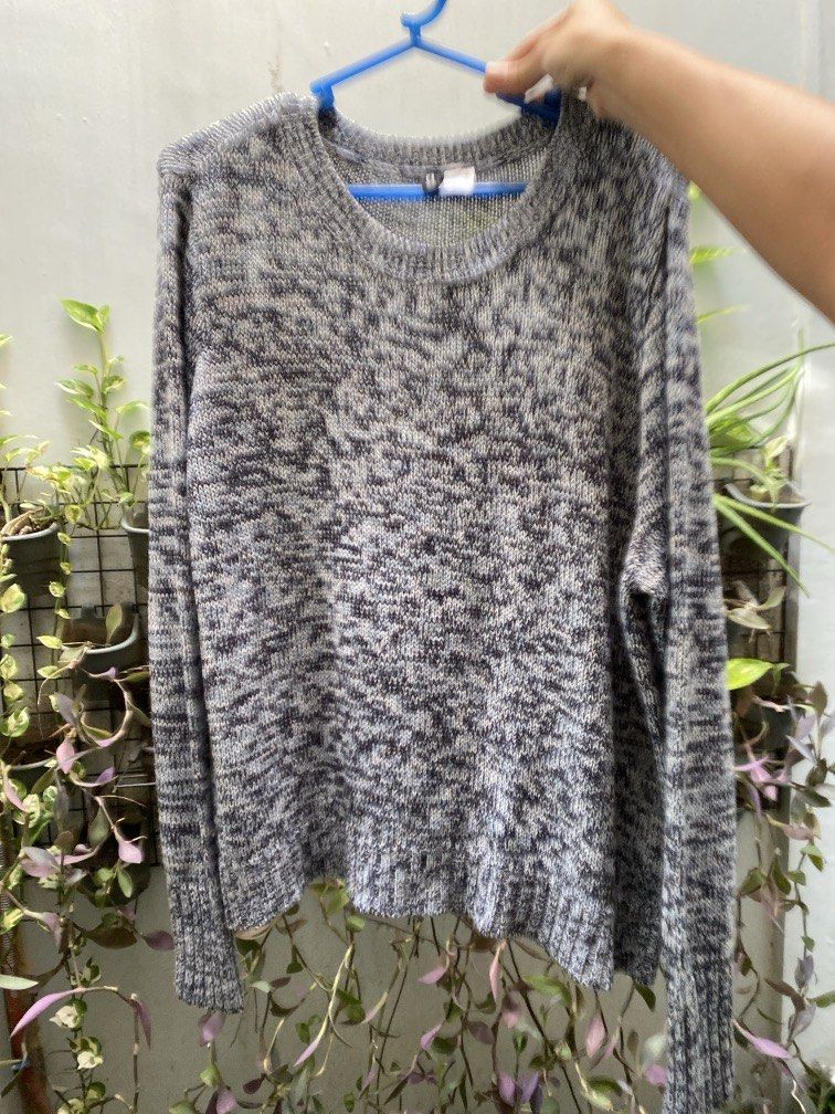 H&M Divided Grey Knit Sweater XL (Category: Longsleeves) located in Muntinlupa City. Submitted by oreonco (Listing ID 1471268573, Image 1). Description: - Brand: H&M Divided - Size: XL - Color: Grey and black marbled - Style: Crew neck, long sleeves, relaxed fit - Material: Soft knit - Condition: Great layering piece for cooler weather.