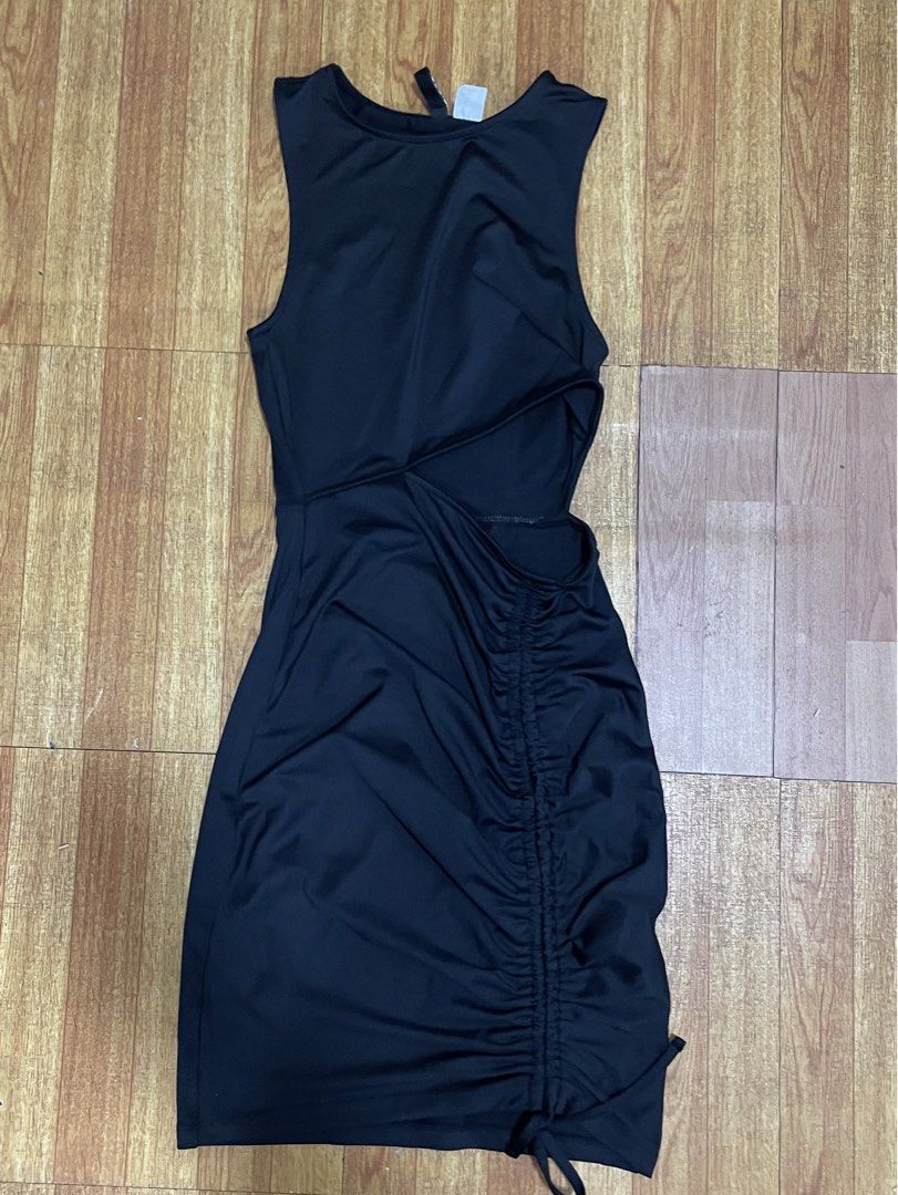 H&M dress (Category: Dresses) located in Manila. Submitted by hubaderascloset (Listing ID 1471263289, Image 1). Description: .