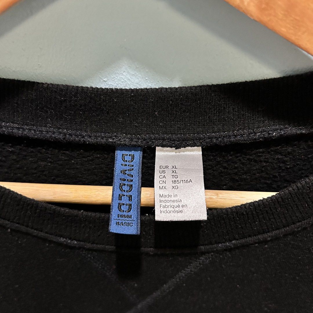 H&M Essential Black Crewneck Sweatshirt (Category: Coats, Jackets and Outerwear) located in Dagupan City. Submitted by macavex (Listing ID 1471245572, Image 2). Description: XL on tag 24” x 29” 10/10 color rate.