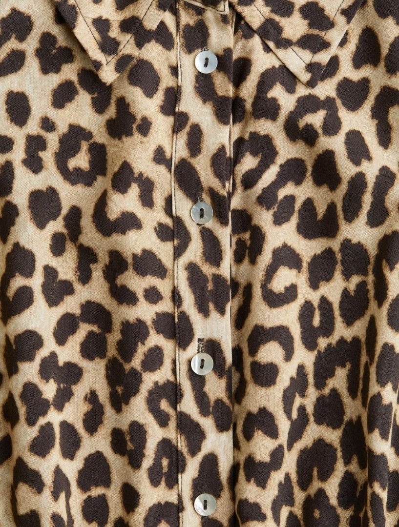 H&M Leopard Maxi Collar Dress long (Category: Dresses) located in Caloocan City. Submitted by anime_manga_konbini (Listing ID 1471182205, Image 2). Description: only worn once 45,5 inches total length maxi dress stops at my ankle (161 cm height) ☆ Gcash / BDO / BPI ☆ Lalamove / Grab / J&T ☆ Ships from Caloocan. ☆ Payment first. Ship out after payment has been confirmed.