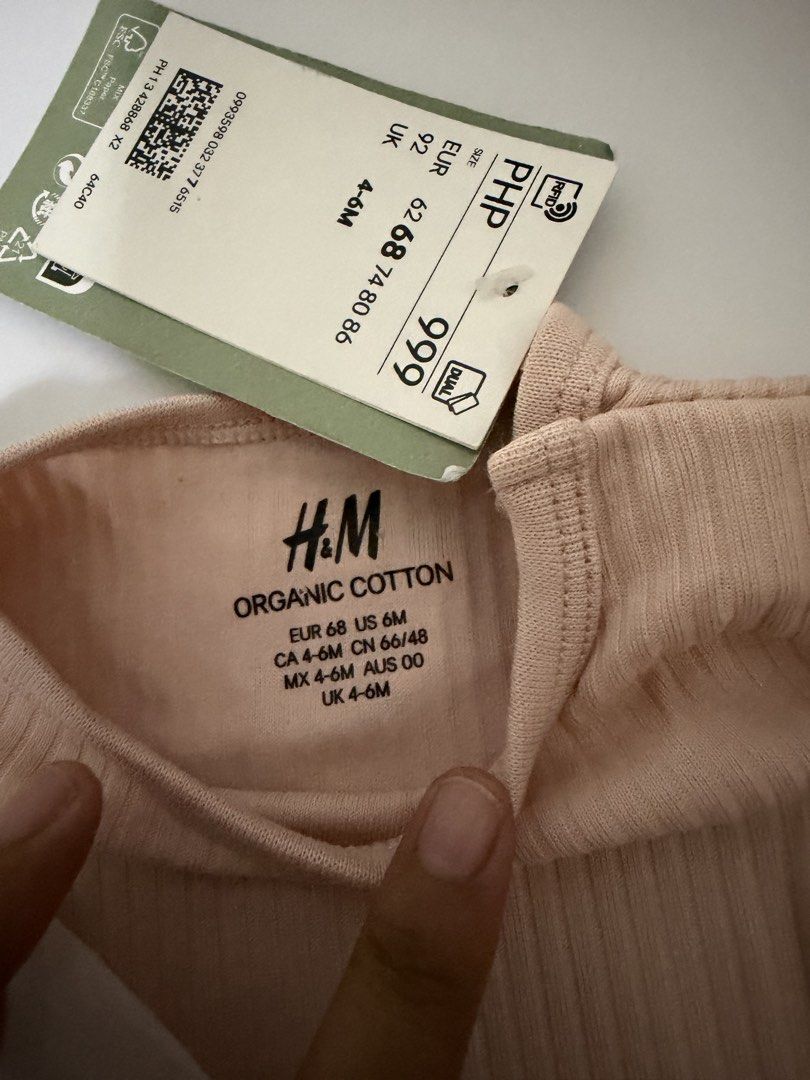 H&M Long Sleeve Bodysuits Set Size 4-6M (Category: Babies & Kids Fashion) located in General Santos City (Dadiangas). Submitted by my_lzlove (Listing ID 1471236969, Image 2). Description: - Brand: H&M - Condition: Brand new with tags attached (BNWT) - Size: 4-6 months (EUR 68) - Material: Soft and safe organic cotton - Design: Set of 2 (1 colorful polka dot on white base, 1 solid ribbed pink) - Features: Convenient snap buttons at the bottom for 
