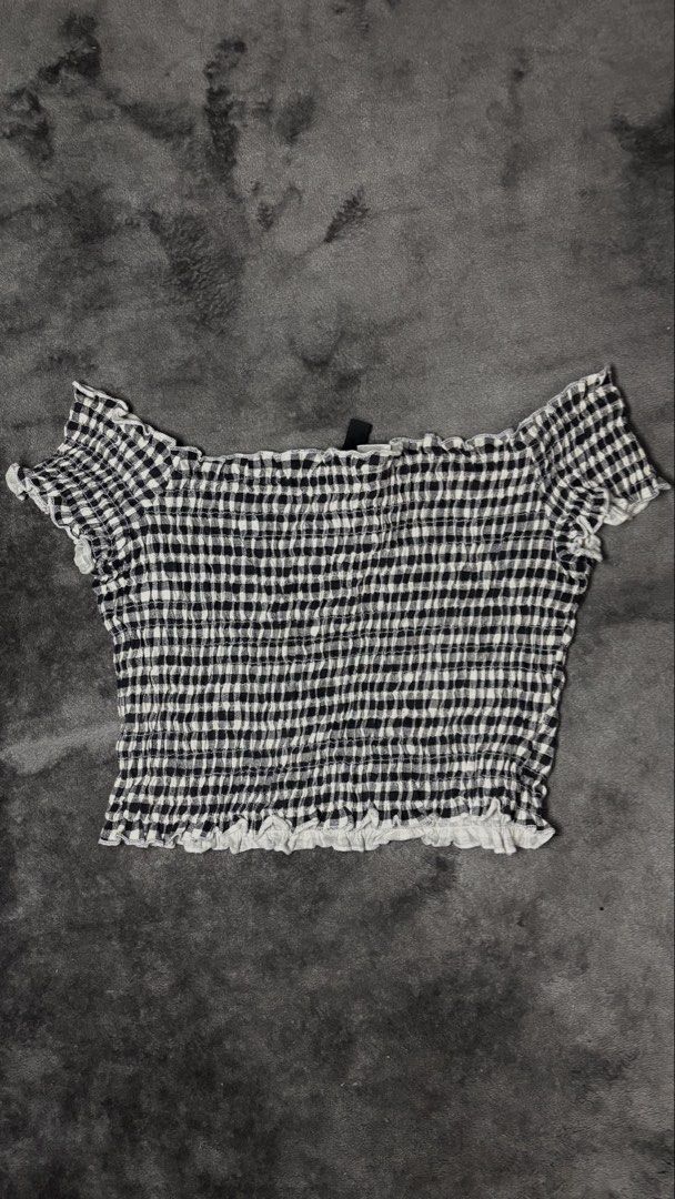 H&M Off shoulder cropped top (Category: Others Tops) located in Manila. Submitted by preloved_clothes226 (Listing ID 1471243938, Image 1). Description: .