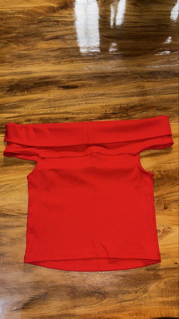 H&M Red Off-Shoulder Ribbed Crop Top (Category: Sleeveless) located in Manila. Submitted by bejdjsvw (Listing ID 1471200204, Image 1). Description: - send pm for more pics and when worn - price still negotiable - mop: gcash, maribank, bpi, cod - mod: j&t, gogo exp, lbc, or same day delivery - if meet-up, around monumento caloocan or sampaloc manila .
