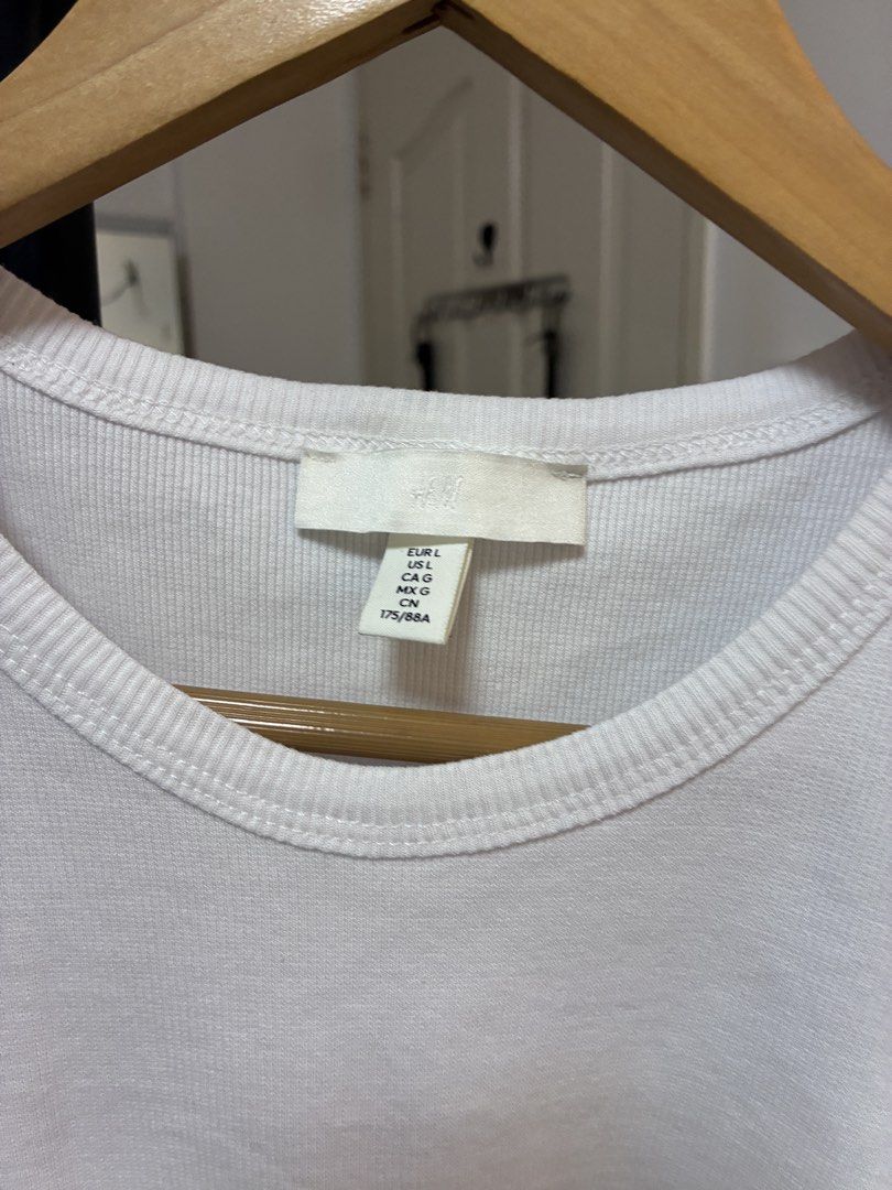 H&M ribbed top M-L (Category: Sleeveless) located in Manila. Submitted by jdjdnxei (Listing ID 1471152552, Image 3). Description: large on tag fits med-large.