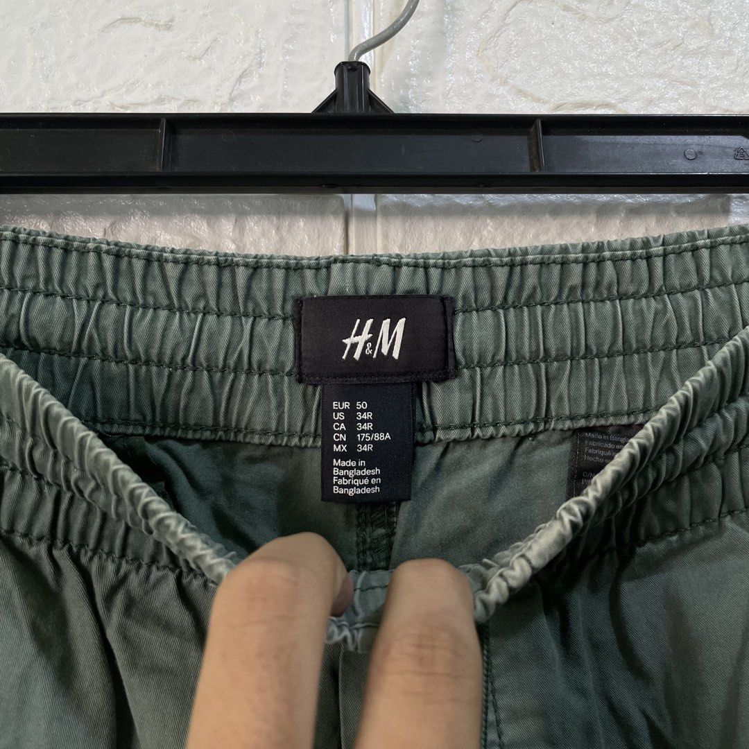 H&M short (Category: Shorts) located in Taguig. Submitted by thriftstar2 (Listing ID 1471279912, Image 2). Description: W 17 L 15 Color rate 9/10 Size M No issue.